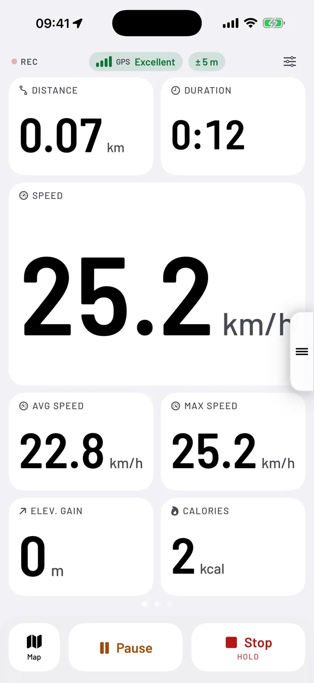 The dashboard during a ride: speed, distance and moving time updating live.